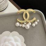 Chanel Cc Brooch Gold With Pearls - Image 6