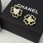 Gift Set: Chanel Flap Bag Camellia Flower White And Four Leaf Clover Heart Earrings - Image 4