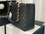 Gift Set: Chanel Bolsa Grand Tote Black And Camellia Leather Slides Black - Image 4