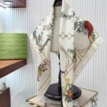 Gucci Print Silk Twill Carré Animal And Floral Ivory 90Cm 777353 3G001 9200 - Image 4