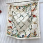 Gucci Print Silk Twill Carré Animal And Floral Ivory 90Cm 777353 3G001 9200 - Image 2
