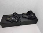 Gift Set: Chanel Bolsa Grand Tote Black And Camellia Leather Slides Black - Image 6