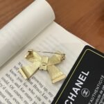 Chanel Brooch Metal Resin And Strass Gold Abg399 B21903 U3573 - Image 5