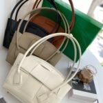 Bottega Veneta Arco Handbag Intrecciato Leather In Black 20Cm - Image 3