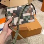 Louis Vuitton Steamer Wearable Wallet Damier Green 17Cm M83172 - Image 4