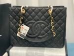 Gift Set: Chanel Bolsa Grand Tote Black And Camellia Leather Slides Black - Image 2
