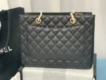 Gift Set: Chanel Bolsa Grand Tote Black And Camellia Leather Slides Black - Image 3