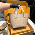 Louis Vuitton Blossom Mahina Leather Bag Beige 21Cm - Image 2