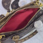 Louis Vuitton Onthego East West Giant Monogram 25Cm M46653 - Image 9