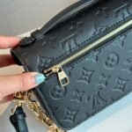 Louis Vuitton Pochette Métis East West Bag Black 21Cm M46595 - Image 3
