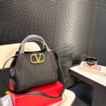 Valentino Garavani Alltime Handbag In Black 26Cm 5W2B0Q18Imz 0No - Image 2
